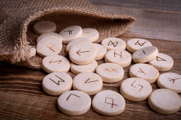 Holzrunen Auf Einem Holzgrund Antike Alphabete Die Als Futhark Bekannt Stockbild