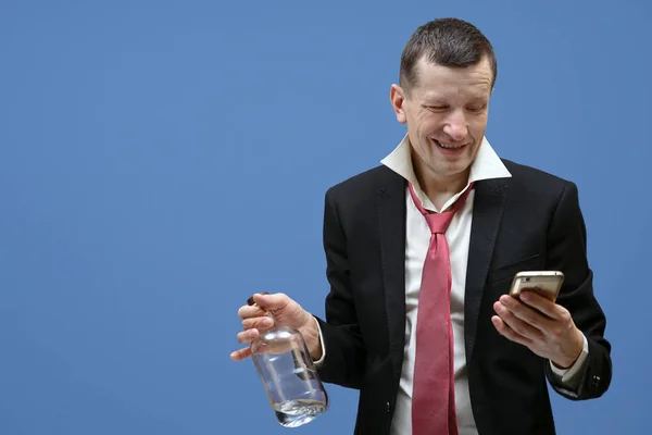 Berusad Affärsman Med Halv Full Flaska Handen Och Smartphone Blå — Stockfoto