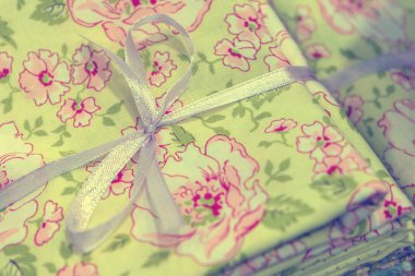 Güzel havlu ile beyaz birbant bağlamıştım. tonda