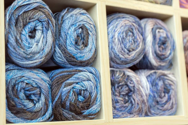 Breinaalden, kleurrijke draden. Breien patroon van kleurrijke garen wol op uitstalraam. Breien achtergrond. — Stockfoto