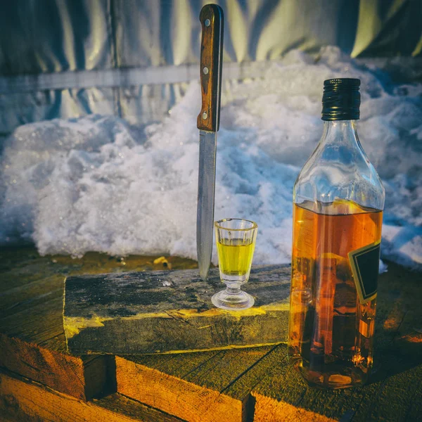 Bir Bardak Viski Yapımı Satırlar Bir Şişe Bir Bıçak Alkollü — Stok fotoğraf