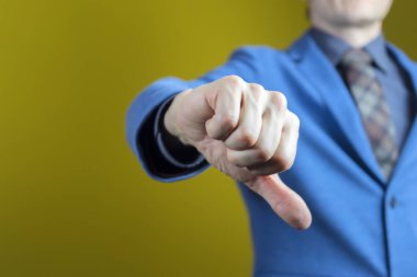 İş adamı baş parmağını kaldırdı