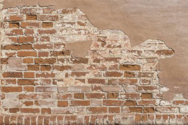 Boş Eski Tuğla Duvar dokusu. Boyanmış Duvar Yüzeyi. Grungy Wide Brickwall 'da. Grunge Red Stonewall arka planı. Zarar görmüş alçılı eski püskü bina cephesi. Soyut Web Afişi. Boşluğu Kopyala.