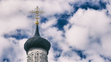 Kubbeler, dini bir bina. Kilise kubbeleri üzerinde haçlar. Gümüş kubbe mavi gökyüzü ile Katedrali