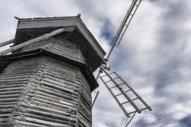 Kırsal mavi gökyüzünde karşı eski ahşap fırıldak