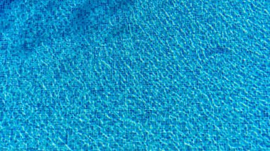 Havuzdaki suda güneş parlıyor..