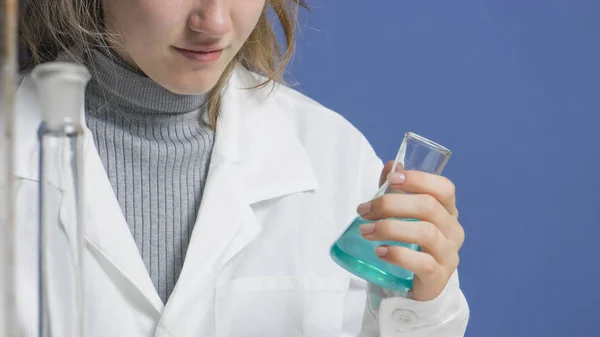 Bióloga química con tubos de ensayo, primer plano . —  Fotos de Stock