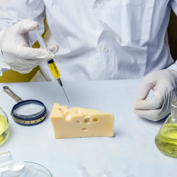 Procedimento de laboratório de segurança alimentar, assistente de laboratório faz um tiro no queijo . — Fotografia de Stock