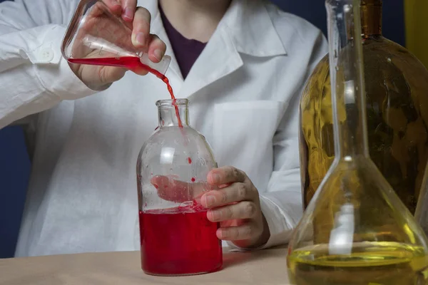 Laboratório feminino pesquisador de laboratório médico ou científico realiza testes com líquido vermelho. Fechar — Fotografia de Stock