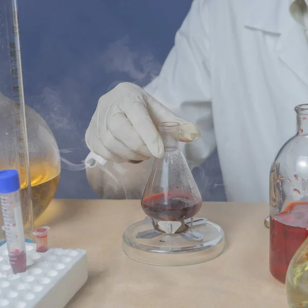 Медичний технік нагріває in vitro матеріал для аналізу — стокове фото