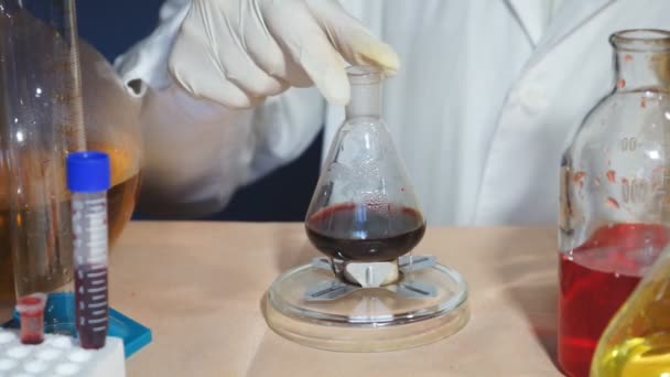 化学实验室从事化学反应研究的科学家.玻璃瓶中的化学反应.实验室工作人员在实验室进行化学实验 — 图库视频影像