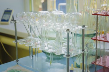 Cam laboratuvar kimyasal testi tur odasında. Bilim kavramı