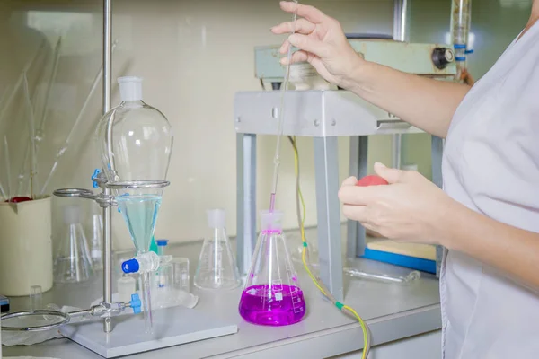 Forskaren i laboratorium att tillsätta vatten till proverna på smutsa med kemiska pipett — Stockfoto