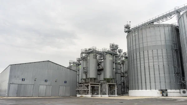 Exterior del edificio Silo Agrícola con tanques de almacenamiento para planta de procesamiento de cultivos agrícolas, secado de granos, colza, trigo, maíz, soja, girasol . — Foto de Stock