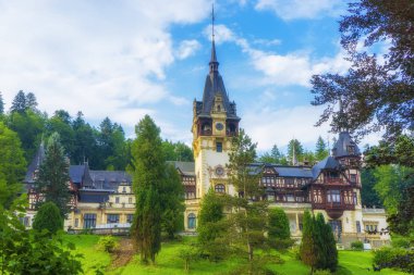 Peles Şatosu Sinaia sonbahar mevsiminde, Romanya 'nın Transilvanya kenti Unesco Dünya Mirasları Bölgesi tarafından korunuyor