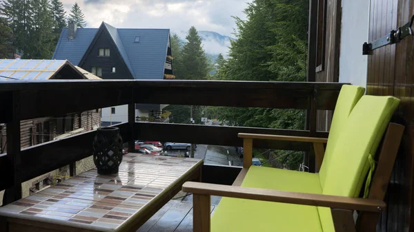 Une chaise sur le balcon de la station pour voir les montagnes des Carpates . — Photo