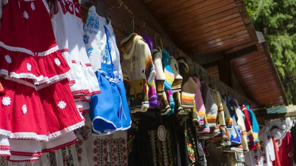 Bit pazarında satılık eski, vintage işlemeli gömlek, Sinaia, Prahova County, Romanya.