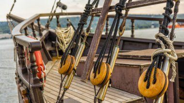 Eski yelkenli, halatlar ile ahşap kramponlar detay closeup.