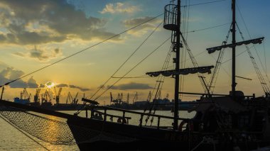 Eski yelkenli çeşitli renkli ışıklar ile demirledi. Günbatımı