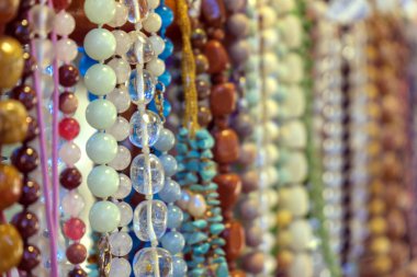 Renkli boncuklar arka plan. Arka plan deseni çok renkli doğal taş boncuk. Dize boncuk çeşitli renklerde. Renkli boncuk kolye. El sanatları kadınlar için moda