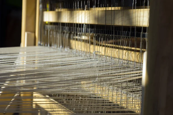 Eski bir dokuma tezgahı, ayrıntıları bir closeup görüntüsünü.