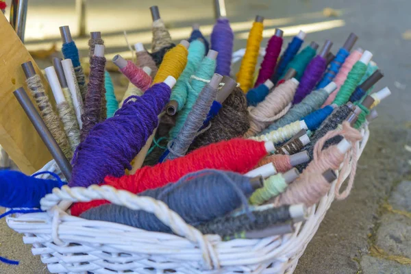 Tools voor een weefgetouw in een mand: katoen garen geverfd in natuurlijke kleuren, Shuttle, bal van draad. Close-up — Stockfoto
