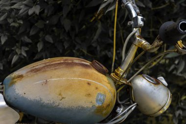 Grunge vintage motosikletin detayı. Eski bir benzin deposunun fotoğrafı. Close.