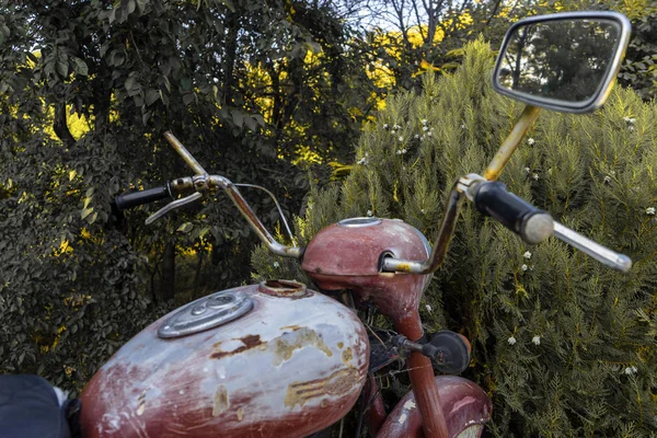 Detail of a grunge vintage motorcycle. Photo of an old gas tank. Close-up. — Stock Photo, Image