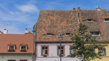 Sibiu'nun eski kasabasında çatı. Sibiu, Sibiu County, Romanya.