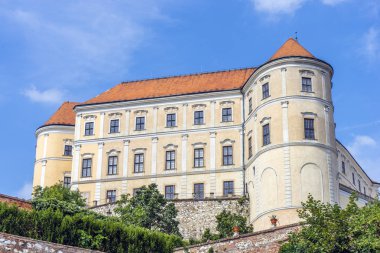 Mikulov kalesi veya kayanın üstündeki Mikulov Şatosu. Güzel merdiven ve arka planda bulutlar ile parlak mavi gökyüzü ile kale bahçesinden görünümü. Mikulov, Moravya, Çek Cumhuriyeti.