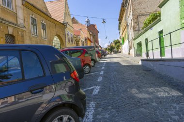Birçok araba eski şehrin sokaklarında park edilmiş.