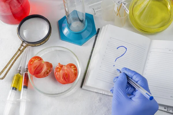 Κοντά στα χέρια αντρών επιστημόνων που γράφουν στο σημειωματάριο. Δοκιμές ΓΤΟ στο εργαστήριο. — Φωτογραφία Αρχείου