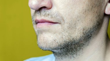 Erkek, saat 5 yönünde Gölge sakallı ya da sakallı