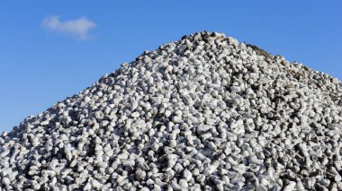 Hasattan sonra yere şeker pancarı yığını, arkada mavi gökyüzü