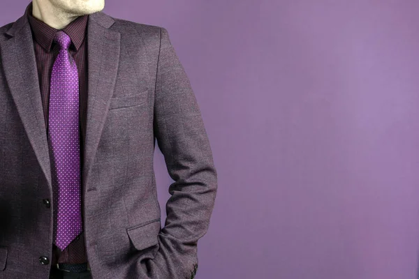 Close-up van zakenman in paars pak vertrouwen op paarse achtergrond. — Stockfoto