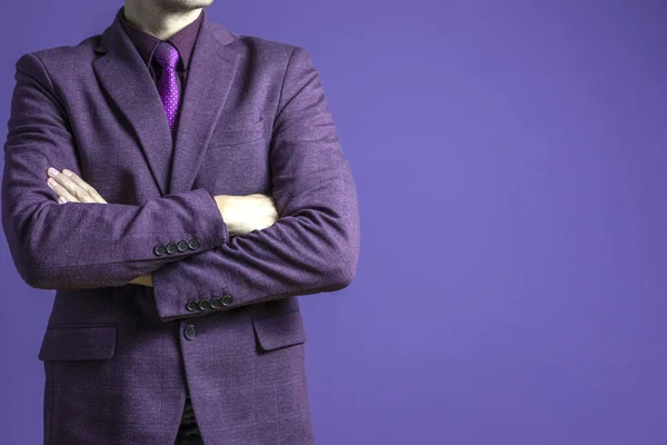 Nahaufnahme eines Geschäftsmannes im lila Anzug selbstbewusst auf dunkelblauem Hintergrund. — Stockfoto