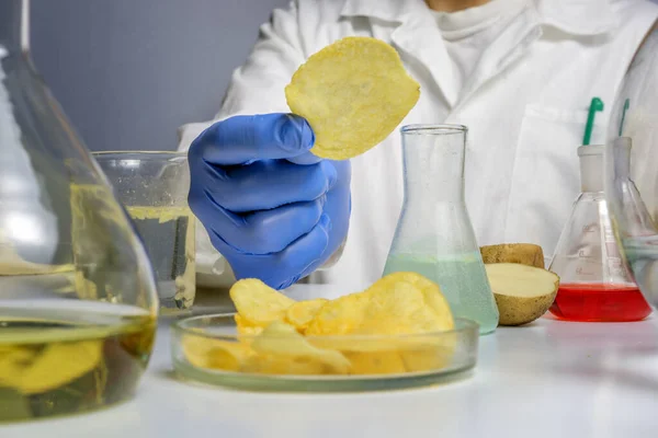 Especialista em segurança alimentar a verificar batatas fritas no laboratório. Fechar . — Fotografia de Stock