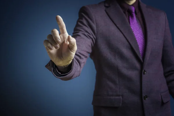 Close up de um homem de negócios em um terno roxo confiantemente em um fundo azul escuro . — Fotografia de Stock