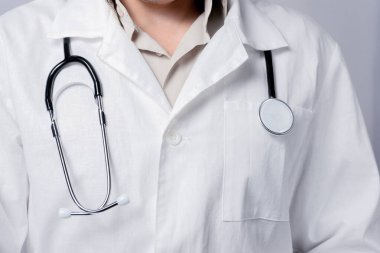 Doktor adam Beyaz önlük yakın çekim