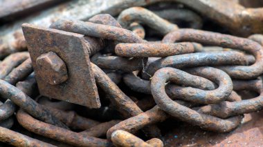 Taş sahilde paslı gemi zinciri. Kapat..