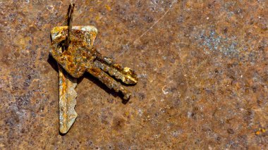 Çelik desenli arka planda 3 eski paslı anahtar. Boşluğu kopyala.