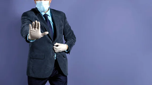 Foto Podnikatel Obličejovou Maskou Ukazující Stop Gesto Rukou Lékařských Rukavicích — Stock fotografie