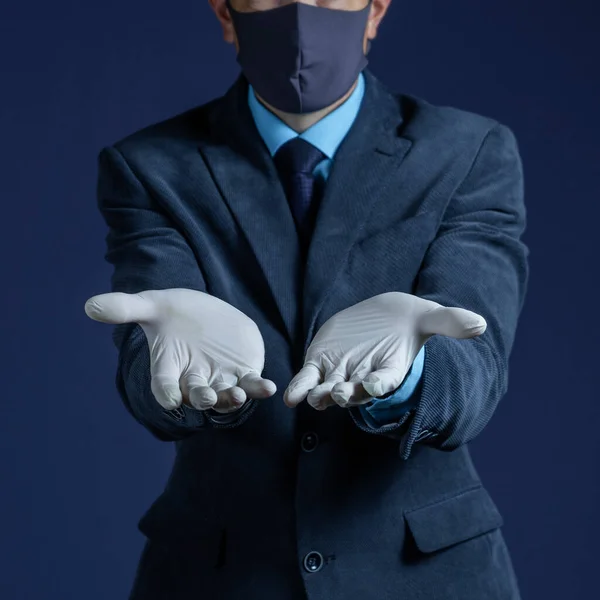 写真白いラテックス手袋を着用ビジネスマンのクローズアップ コロナウイルスや職場でのCovid 19からの保護医療の概念 — ストック写真