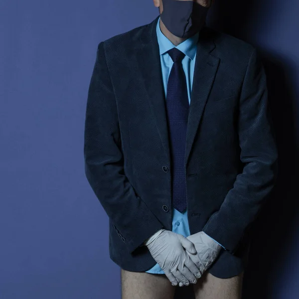 Sağlık Maskesi Tıbbi Eldiven Takmış Fotoğrafçı Ellerini Açmış Pantolonsuz Parasız — Stok fotoğraf