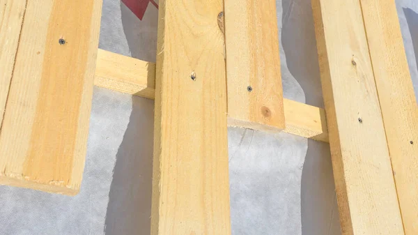 Fából Készült Szarufák Beszerelése Tetőkeret Megépítése Során Vízszigetelő Fólia Kinyúlik — Stock Fotó