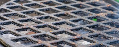 Mangal mangalı, canlı alevlerle kaplayın.