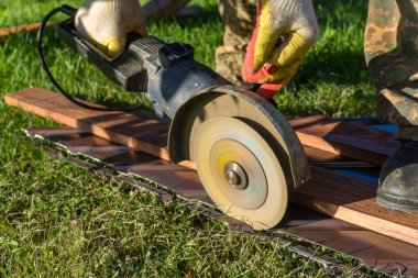 Çelik levhaları çatı işi sırasında trapezoidal profil ile kesen fotoğraf inşaat işçisi