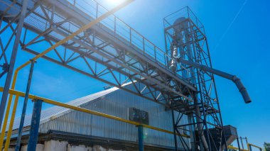 Eski asansör ve tahıl ambarının elementleri. Tahıl, mısır, ayçiçeği ve yakut tohumu depolama kompleksi.