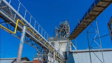 Eski asansör ve tahıl ambarının elementleri. Tahıl, mısır, ayçiçeği ve yakut tohumu depolama kompleksi.