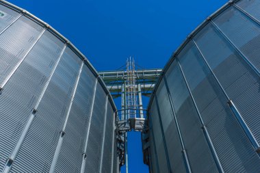 Fotoğraf İki Silo - Bina tahıl depolama ve kurutma için.